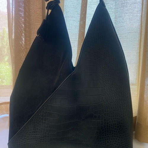 Black shoulder bag like new with crocodile faux leather and suede