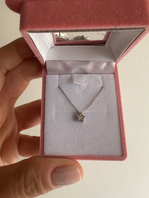 Gold star necklace like new with 925 silver design