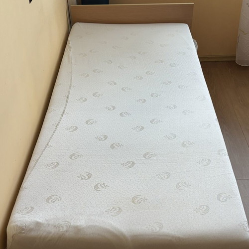 Mattress 90x190 cm like new with free protector