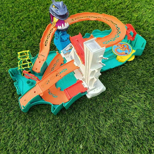HotWheels Shark Pist mint, no car included
