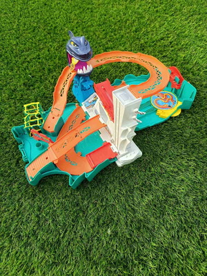 HotWheels Shark Pist mint, no car included