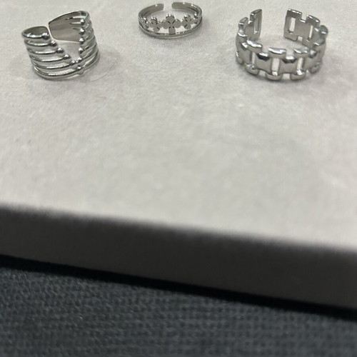 Set of 3 rings like new, stainless steel silver color