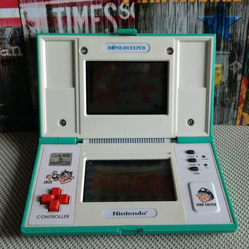 Nintendo Retro Electronic Game Squish Multi Screen like new from 1986