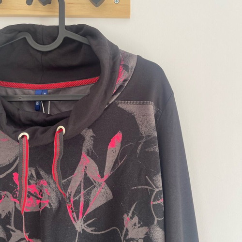Cecil blouse size M new, black and red