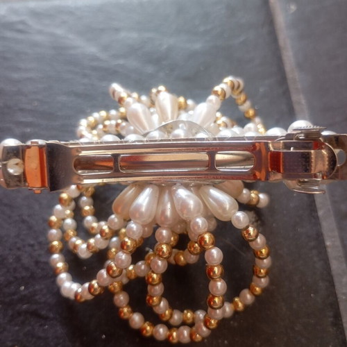 Vintage flower-shaped hair clip with pearls and gold beads, like new