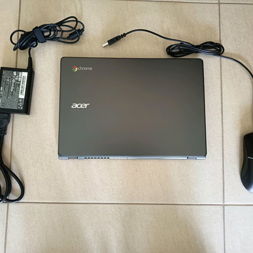 Acer Chromebook C720 laptop with mouse, 11.6 inch, 2GB RAM, 16GB SSD, 128GB SD