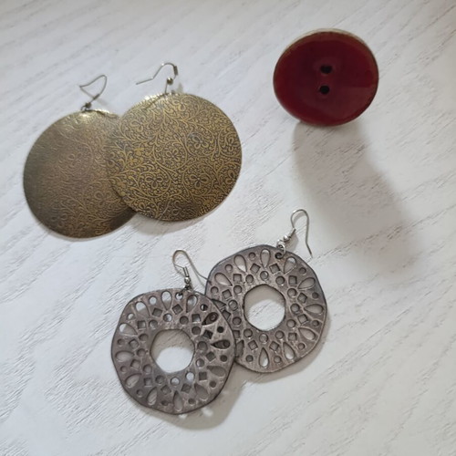 Metallic stainless steel youthful earrings and original ring like new, red and silver