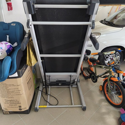 Strength Treadmill like new with 3 HP motor and 4 automatic programs