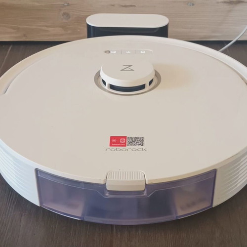 Roborock Q8 Max robot vacuum with laser mapping and 5500Pa suction, white
