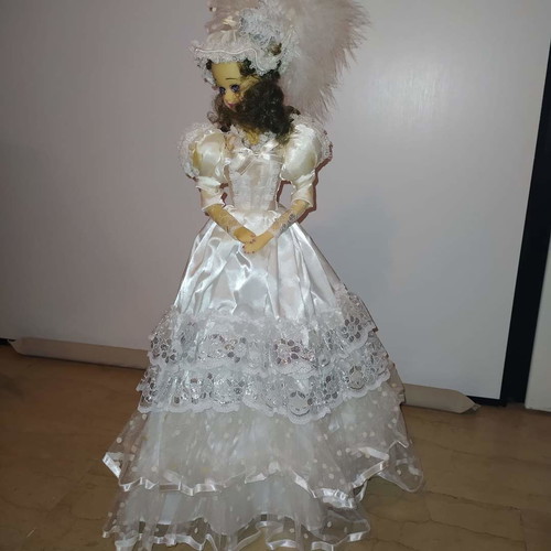 Wind-up doll used with sound and movement