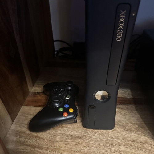 Xbox 360 Slim 250Gb like new with original power supply and controller