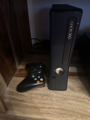 Xbox 360 Slim 250Gb like new with original power supply and controller