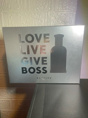 Hugo Boss Bottled gift set Eau de Toilette and deodorant spray like new