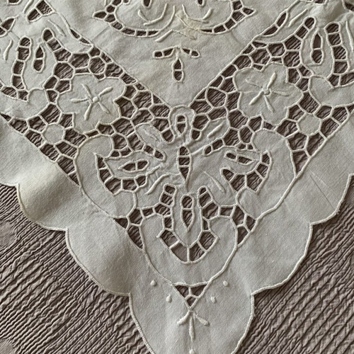 Vintage handmade tablecloth with Richelieu cutwork 83x85 cm like new