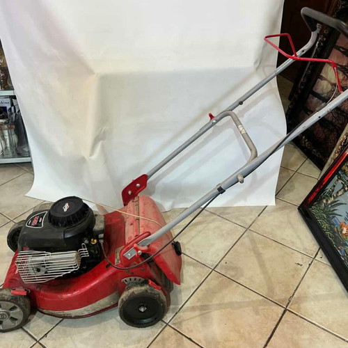 Lawnmower with Briggs & Stratton engine used, includes grass catcher