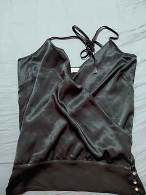 Toi&Moi satin top with elegant details and subtle V-neck