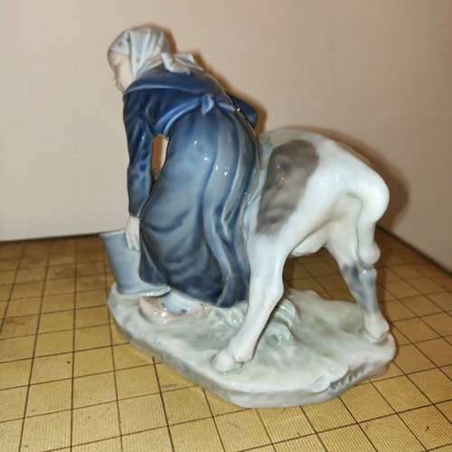 Royal Copenhagen #779 Girl Feeding Calf porcelain figure like new