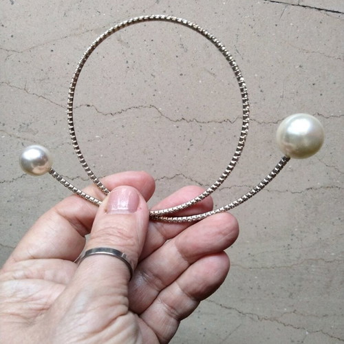 Chic choker with rhinestones and double faux pearls new, silver color