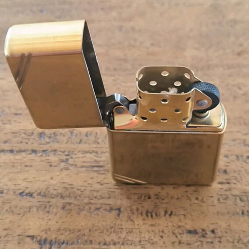 Zippo lighter like new in excellent condition