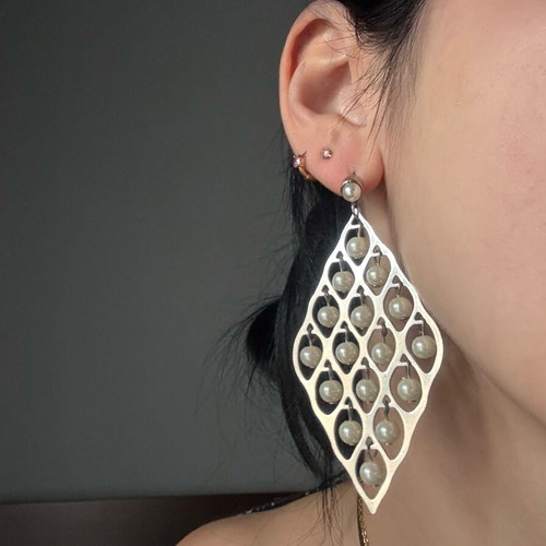Large pearl earrings like new made of stainless steel