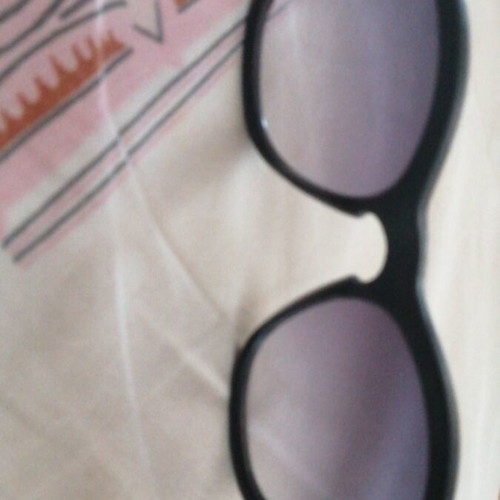 Simple sunglasses, black and white