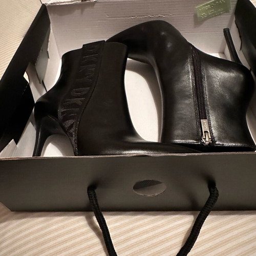 Boots DKNY size 35 black leather new, 10 cm heel