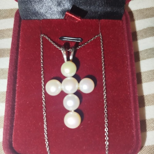 En Chriso cross pendant with pearls, silver