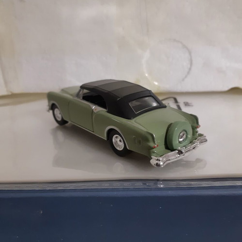 Packard Caribbean 1/43 scale model car with pullback and opening doors new