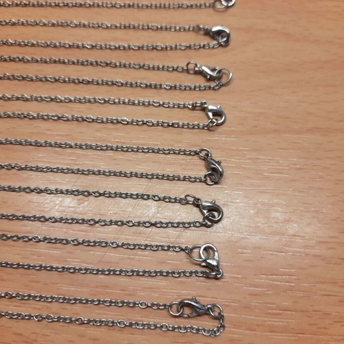 Necklaces with thin chain like new, pack of 25 pieces