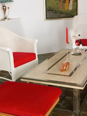 Living room set like new with marble table and 2 armchairs