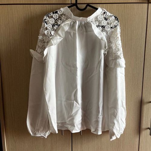 Women's blouse with lace like new, size M, white
