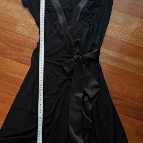 Toi & Moi black wrap dress like new, satin details, versatile fit