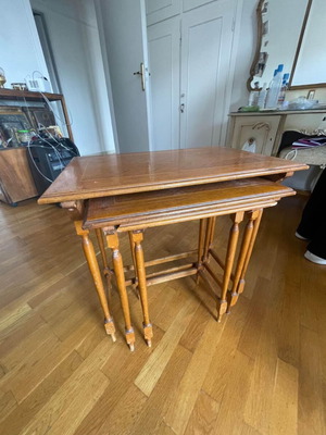 Walnut nesting tables like new, detachable