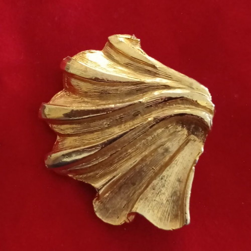 Vintage faux bijoux brooch like new, gold tone shell design