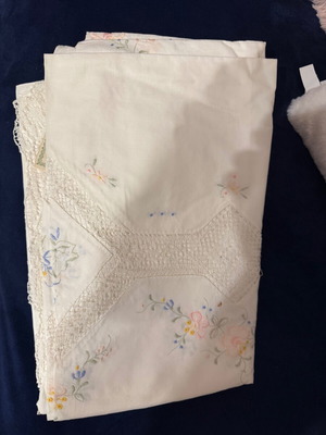 Tablecloth 100% cotton with handmade lace and embroidered flowers, new