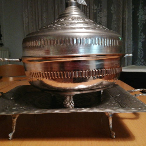Decorations from Algeria used, decorative plate and vessel