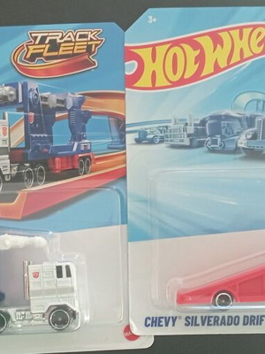 Hot Wheels Track Fleet παιχνίδια φορτηγά, σετ 2 με Ultra Magnus και Chevy Silverado Driftcation