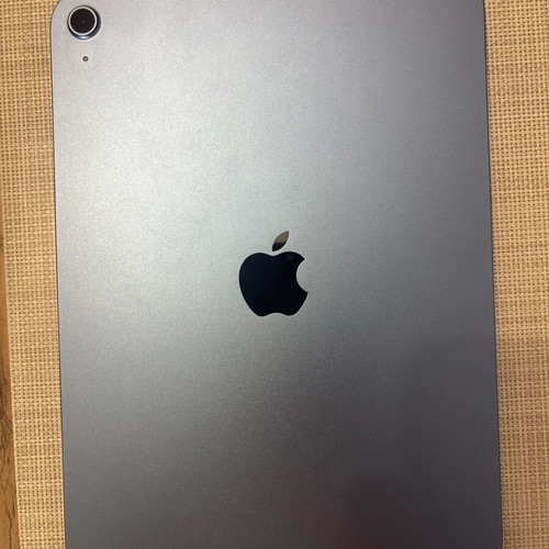 Apple iPad A16 with keyboard