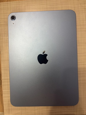 Apple iPad A16 with keyboard