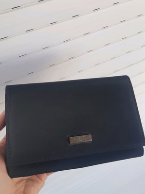 Women's black wallet like new, minimal with multiple compartments
