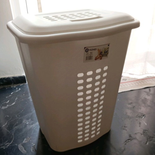 VIOMES plastic laundry basket white like new with lid
