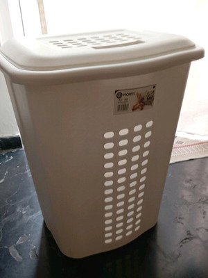 VIOMES plastic laundry basket white like new with lid