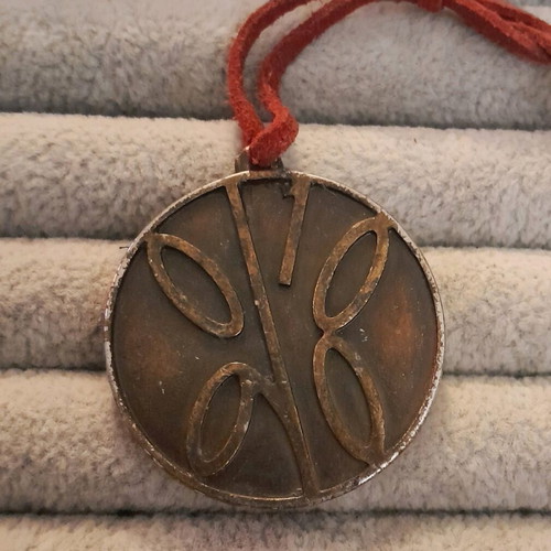 Tanagra vintage keychain used, 4cm diameter