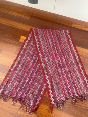 Missoni scarf like new, very fine wool, red multicolor