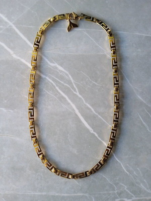 Beluga necklace with gold-plated stainless steel chain like new, gold