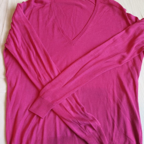 Zara knit sweater with V-neck in bright fuchsia like new, size M
