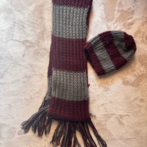Pink Woman scarf and beanie set used, gray and red