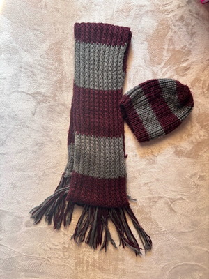 Pink Woman scarf and beanie set used, gray and red