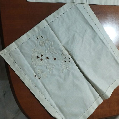 Beige table linens set like new