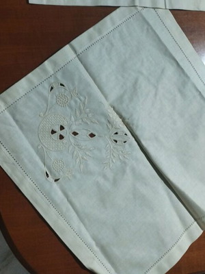 Beige table linens set like new